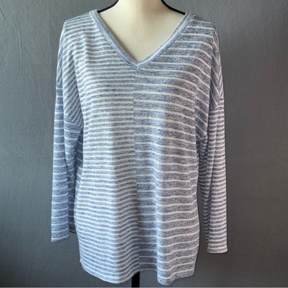 Berkley Jensen Tops - Berkley Jensen long sleeve Blue Striped V-Neck Top XL polyester Rayon